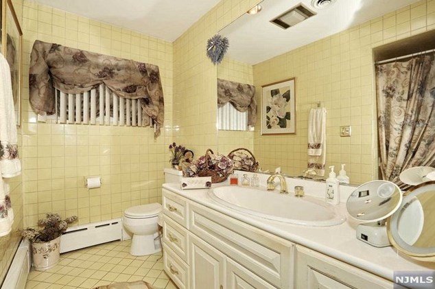 2 Beechwood Ave, Elmwood Park NJ  07407-1711 exterior