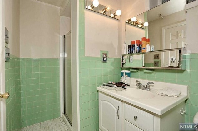 2 Beechwood Ave, Elmwood Park NJ  07407-1711 exterior