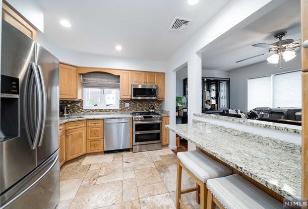 3 Thompson St, Dumont, NJ 07628