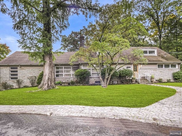 51 Strawberry Hill Rd, Hillsdale, NJ 07642-1713