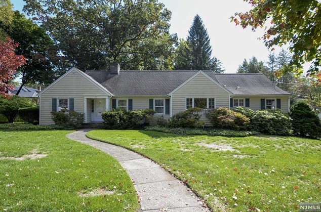 15 Clinton Ave, Ridgewood, NJ 07450
