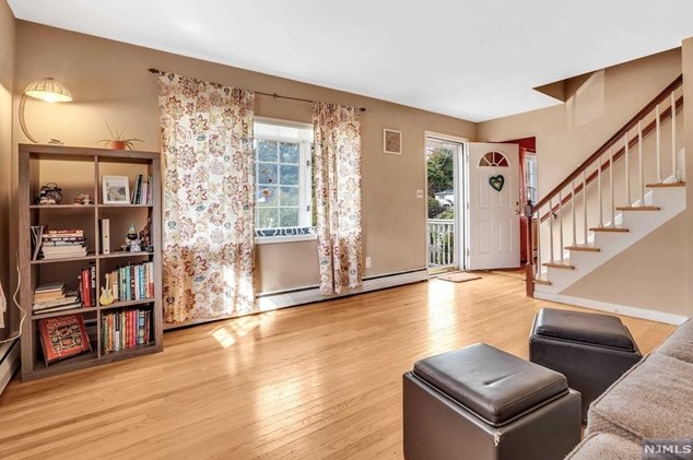 49 Cortland St, Waldwick, NJ 07463-1921