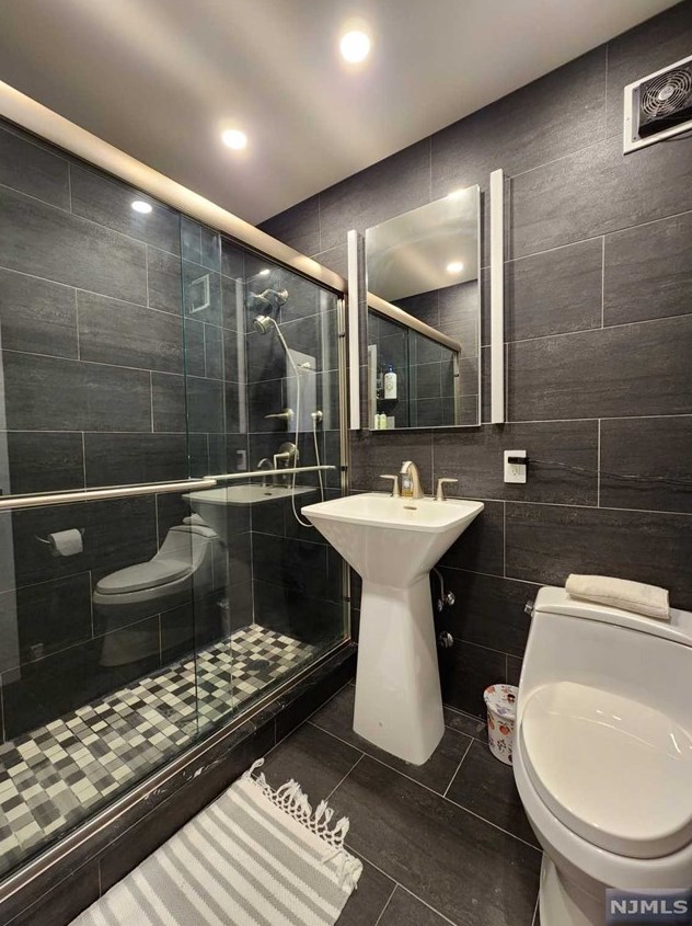 1 Horizon Rd, West Fort Lee NJ  07024-6501 exterior