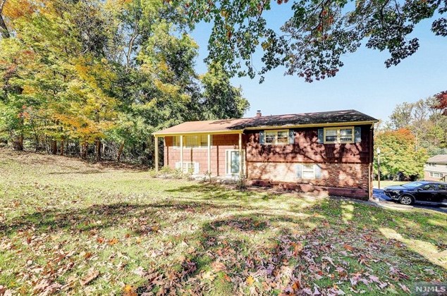 5 Stonefence Rd, Oakland, NJ 07436