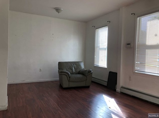 935 E 28th St, Paterson, NJ 07513