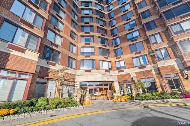 100 Old Palisade Rd, West Fort Lee NJ  07024-7064 exterior