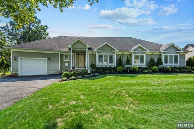 112 Owen Pl, Paramus, NJ 07652-4023
