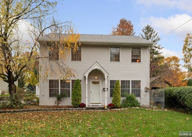523 Sherwood Rd, Ho Ho Kus, NJ 07423