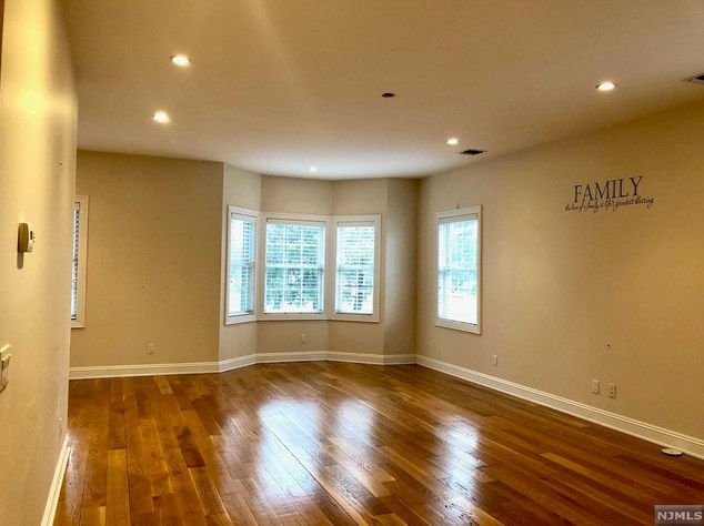 324 Riverside Ave #a, Lyndhurst, NJ 07071