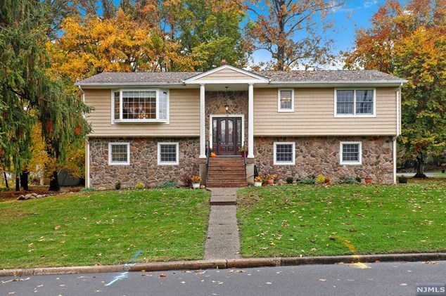 19 Shadow Ln, Montvale, NJ 07645