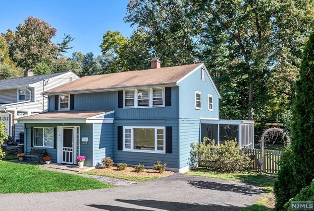 21 Howard Pl, Waldwick, NJ 07463