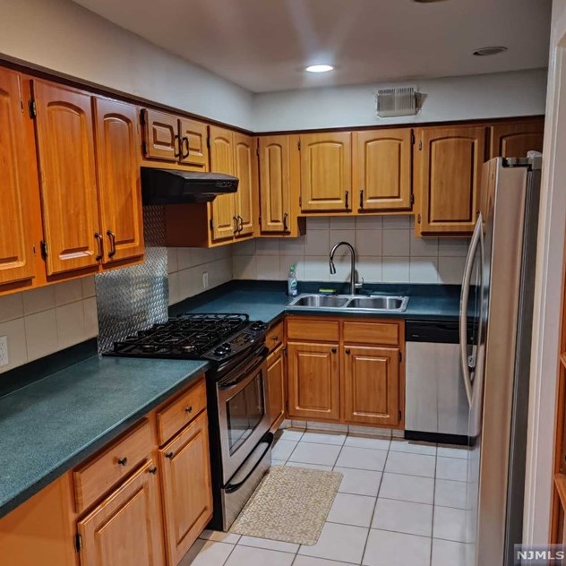 505 Teal Plz, Secaucus NJ  07094-2215 exterior
