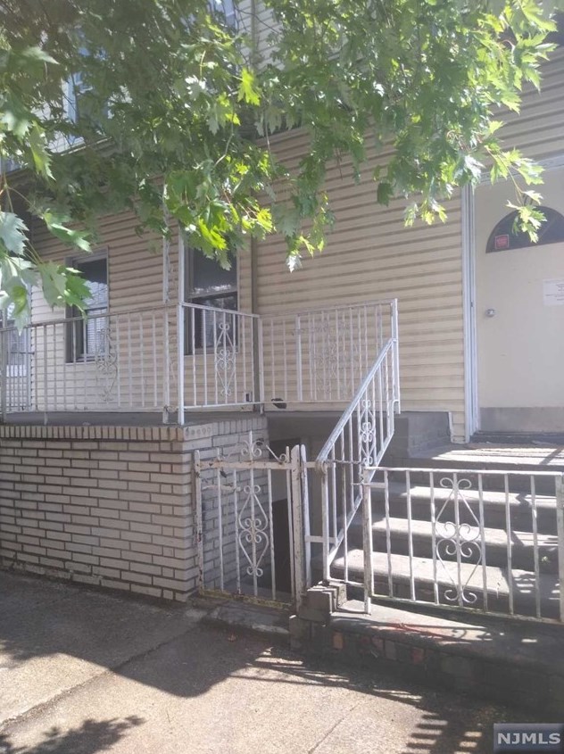 17 Crawford St, Jersey City, NJ 07306-3301