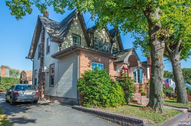 135 Roosevelt Ave, Hasbrouck Heights, NJ 07604