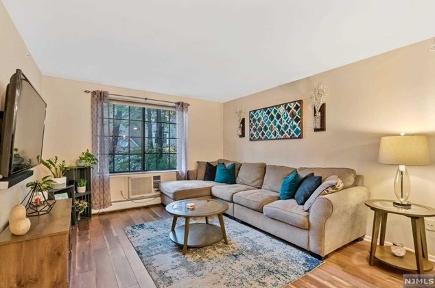 1506 Faulkner Ct, Mahwah, NJ 07430