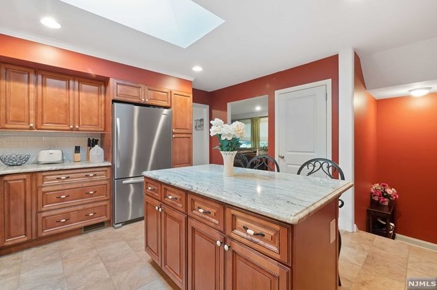 164 Cleenput Ter, Paramus, NJ 07652-4406