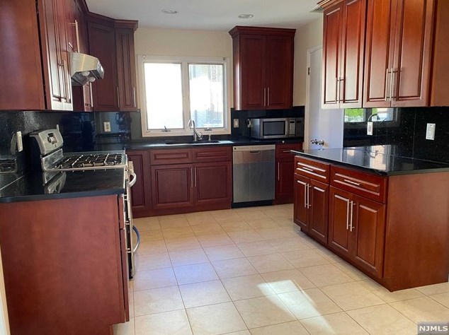 2477 7th St, West Fort Lee, NJ 07024