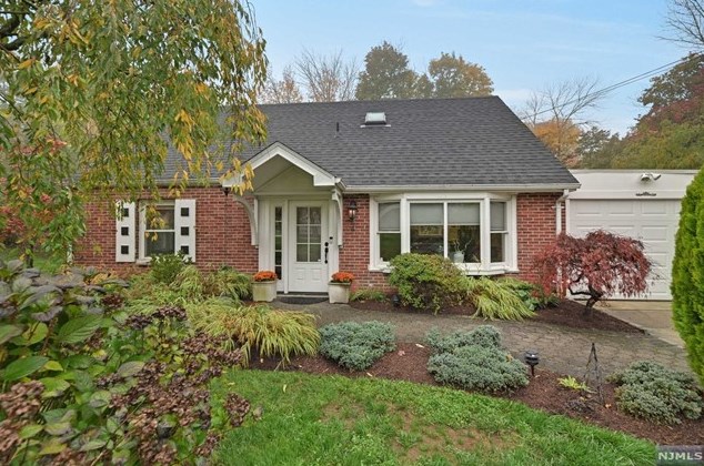 4 Mary Ct, Mahwah, NJ 07430