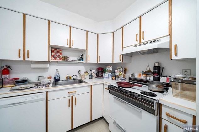 131 N Maple Ave, Park Ridge, NJ 07656