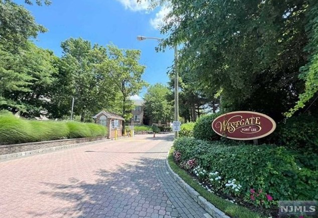 140 Lynette Dr, West Fort Lee, NJ 07024-2174