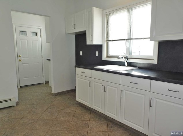 41 8 St, Clifton NJ 07011-1775 exterior