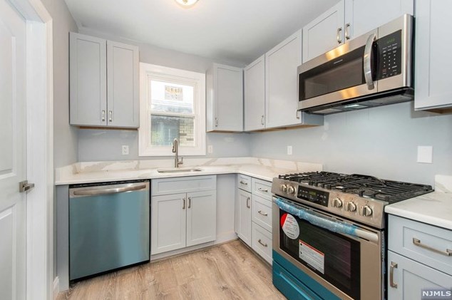 31 Mulberry St, Elmwood Park, NJ 07407
