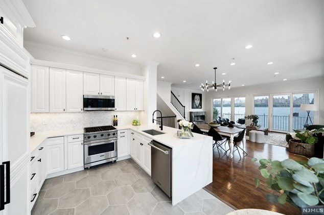 444 Albany Ct, West New York, NJ 07093