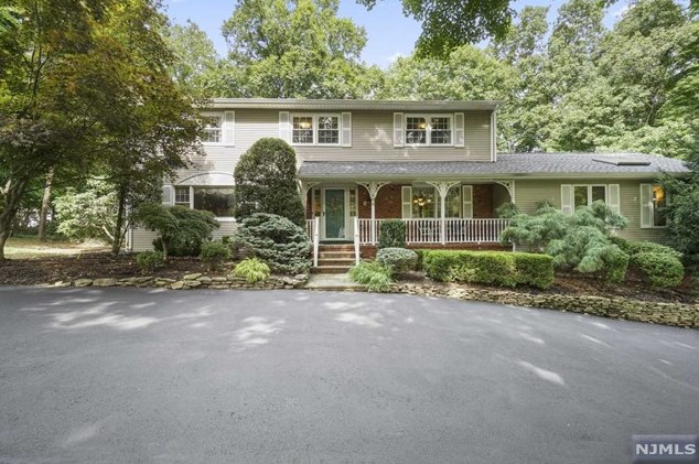 585 Reservoir Dr, Franklin Lakes, NJ 07417