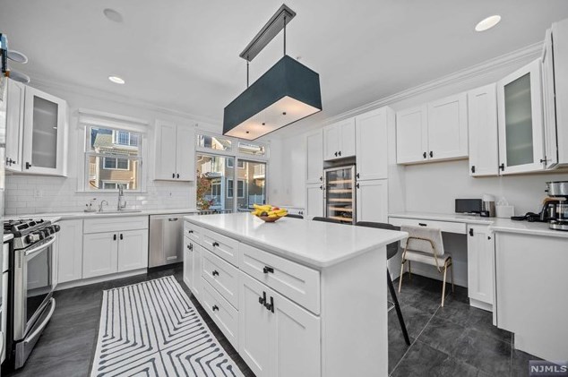 436 Albany Ct, West New York, NJ 07093