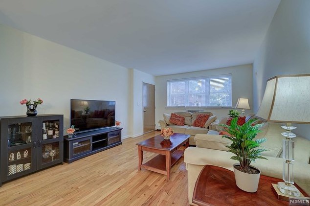 45 Wilfred St, Town Center, NJ 07052