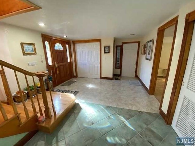 33 Armour Pl, Bergenfield, NJ 07621-1204