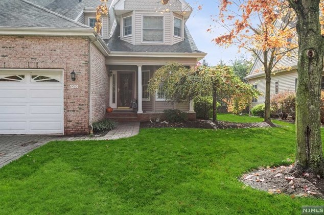 138 Carriage Ct, Allendale, NJ 07401
