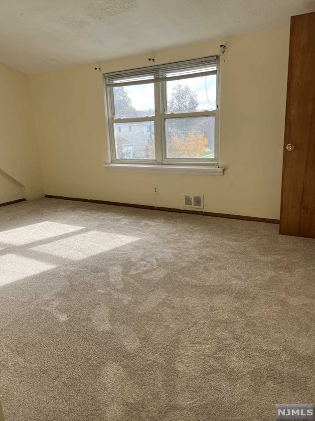 29 Legregni St, Saddle Brook, NJ 07663