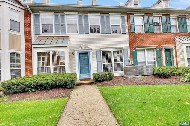 1015 Cumberland Ct, Mahwah, NJ 07430