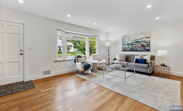 22 Weaver Pl, East Hanover, NJ 07936