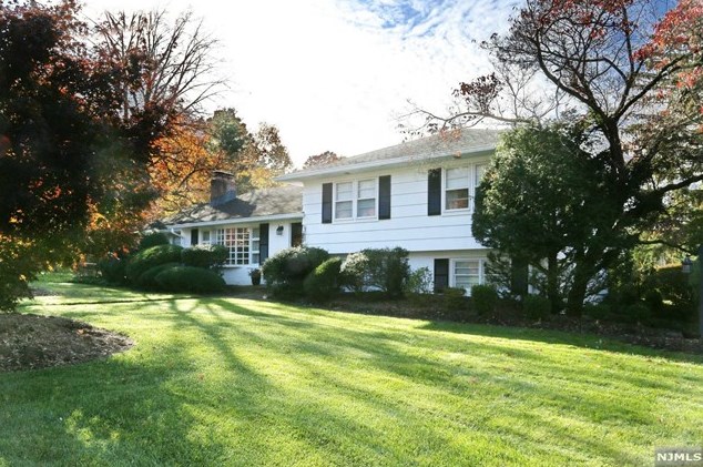 4 London Ct, Westwood, NJ 07677