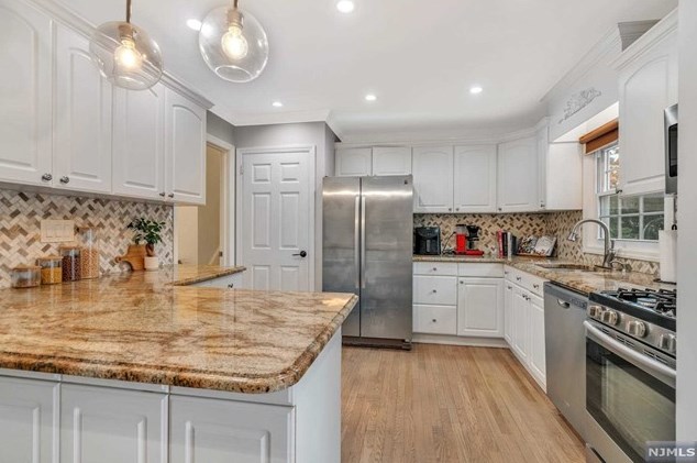 80 Crain Rd, Paramus NJ  07652-4016 exterior