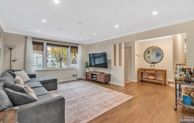 80 Crain Rd, Paramus, NJ 07652