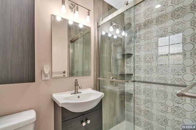 80 Crain Rd, Paramus NJ  07652-4016 exterior