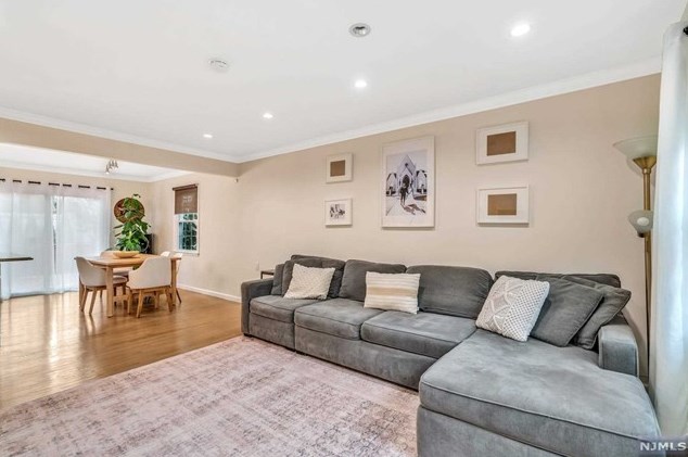 80 Crain Rd, Paramus NJ  07652-4016 exterior