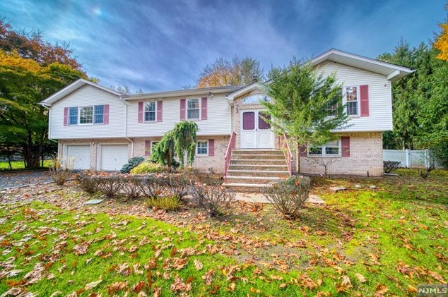 43 Lakeside Ave, Harrington Park, NJ 07640