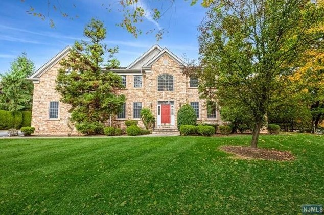 2 Arigot Ct, Hillsdale, NJ 07642-1043