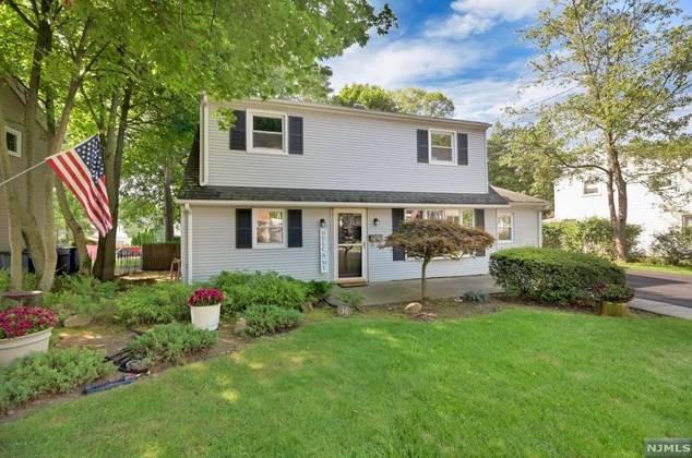 16 Rutgers Dr, Oakland, NJ 07436-3520