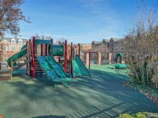 14 Lydia Dr, West New York NJ  07093-8301 exterior