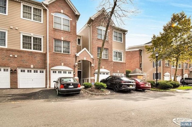 14 Lydia Dr, West New York NJ  07093-8301 exterior