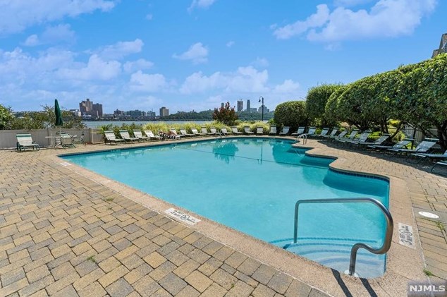 200 Grand Cove Way #5g, Edgewater, NJ 07020