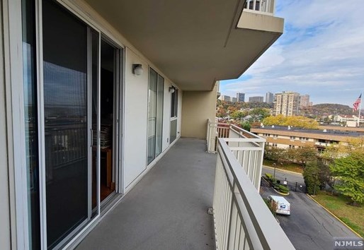 1077 River Rd, Edgewater NJ  07020-1336 exterior