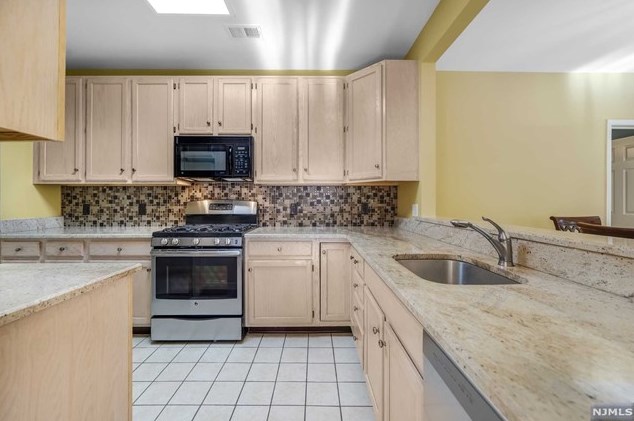 20 Pne Lk Ter, Westwood NJ 07675-6482 exterior