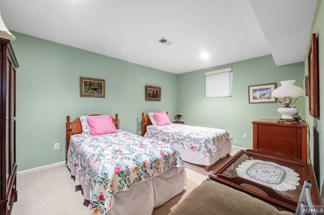 20 Pne Lk Ter, Westwood NJ 07675-6482 exterior