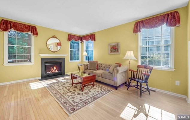 20 Pne Lk Ter, Westwood NJ 07675-6482 exterior